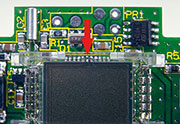 Bild 7: Die Polarität des Displays ist an einer kleinen „Glasnase“ zu erkennen. Bild 7: Die Polarität des Displays ist an einer kleinen „Glasnase“ zu erkennen.