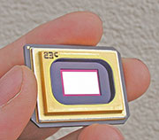 Bild 2: Über zwei Millionen einzeln beweglicher Spiegel sind auf diesem Chip angeordnet. Bild 2: Über zwei Millionen einzeln beweglicher Spiegel sind auf diesem Chip angeordnet.