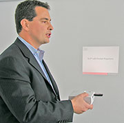 Bild 10: Wolfram Gauglitz, TI-Development- Manager für DLP™-Produkte, mit einem Toshiba-LED-Projektor TDPFF1. Die Bilddaten werden drahtlos über den USB-Stick rechts zugespielt. Bild 10: Wolfram Gauglitz, TI-Development- Manager für DLP™-Produkte, mit einem Toshiba-LED-Projektor TDPFF1. Die Bilddaten werden drahtlos über den USB-Stick rechts zugespielt.