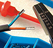 Bild 10: Flexible Leitungsenden sind immer mit Aderendhülsen zu ver sehen, damit keine Litze herausrutschen und einen Kurzschluss verursachen kann. Bild 10: Flexible Leitungsenden sind immer mit Aderendhülsen zu ver sehen, damit keine Litze herausrutschen und einen Kurzschluss verursachen kann.