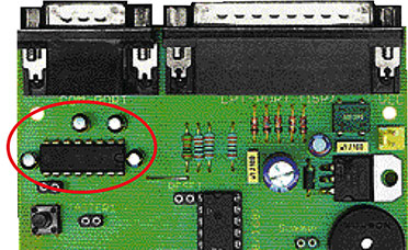 Bild 42: Der MAX 232 sorgt für die normgerechte Erzeugung der Pegel für die RS232-Schnittstelle aus der 5-V-Betriebsspannung. Darüber ist der RS232-Port zu sehen. Bild 42: Der MAX 232 sorgt für die normgerechte Erzeugung der Pegel für die RS232-Schnittstelle aus der 5-V-Betriebsspannung. Darüber ist der RS232-Port zu sehen.