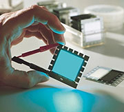Bild 1: Eine leuchtende OLED-Folie im Philips-Forschungslabor (Quelle: Philips) Bild 1: Eine leuchtende OLED-Folie im Philips-Forschungslabor (Quelle: Philips)