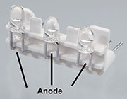 Bild 3: Einsetzen der LEDs in die LED-Aufnahme Bild 3: Einsetzen der LEDs in die LED-Aufnahme