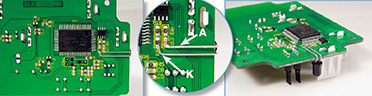 Bild 11: Die Montage der Fotodiode auf der Rückseite der FS20-SD-Platine. Rechts ist das Abbiegen der Anschlüsse um den Platinenrand herum zu sehen, damit man das Gerät jederzeit auch ohne Herausnehmen der Platine programmieren kann. Bild 11: Die Montage der Fotodiode auf der Rückseite der FS20-SD-Platine. Rechts ist das Abbiegen der Anschlüsse um den Platinenrand herum zu sehen, damit man das Gerät jederzeit auch ohne Herausnehmen der Platine programmieren kann.
