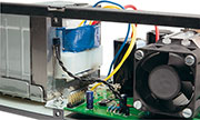 Bild 20: Der Temperatursensor wird direkt an den Trafokern geklebt. Bild 20: Der Temperatursensor wird direkt an den Trafokern geklebt.