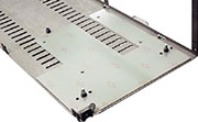 Bild 19: Sehr wichtig ist die Isolierplatte unter der Netzplatine und dem Netztrafo. Bild 19: Sehr wichtig ist die Isolierplatte unter der Netzplatine und dem Netztrafo.
