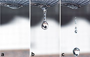 Bild 1: Wasser sammelt sich am Auslass des Wasserhahns zu einem „Wassersack“ mit einer gewissen Größe an, um dann abzureißen, wenn die Oberflächenspannungs-kräfte im Tropfen der Gewichtskraft unterliegen. Im Fall nimmt der Wassertropfen seine typische Form an. Bild 1: Wasser sammelt sich am Auslass des Wasserhahns zu einem „Wassersack“ mit einer gewissen Größe an, um dann abzureißen, wenn die Oberflächenspannungs-kräfte im Tropfen der Gewichtskraft unterliegen. Im Fall nimmt der Wassertropfen seine typische Form an.