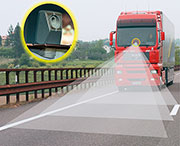 Bild 2: Die Kamera hinter der Frontscheibe tastet ständig die Fahrbahnmarkierungen ab. Die Auswertung erfolgt durch intelligente Bilderkennung (Pixelauswertung). (Bild: MAN) Bild 2: Die Kamera hinter der Frontscheibe tastet ständig die Fahrbahnmarkierungen ab. Die Auswertung erfolgt durch intelligente Bilderkennung (Pixelauswertung). (Bild: MAN)
