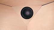 Bild 5: Der Hochtöner in der Ecke unter dem Hängeschrank. Hier reicht eine Mini-Schallwand im Küchen-Design als Träger.