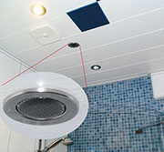 Bild 11: Deckenlautsprecher-Montage im Bad. Die Lautsprecherabdeckung hat das gleiche Design wie die Halogen- bzw. LED-Leuchten.