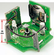 Bild 5: Die komplett bestückte Unterseite der Basisplatine des Funk-Neigungssensors HM-Sec-TiS mit Sendemodul, Batterieplatine und Antennenhaltern. Hier sind auch gut die endgültige Lage der Antenne des Funkmoduls sowie Einbauhöhe und -richtung der DUO-LED zu sehen.