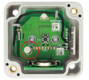 Bild 6: Komplett bestückter und montierter Aufbau des Funk-Neigungssensors HM-Sec-TiS. Genau in dieser Lage (LED oben, Sensor links unten [roter Kreis]) ist das Gerät später an den zu überwachenden Gegenstand zu montieren.