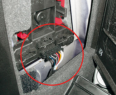 Bild 1: So findet man die Leitungen, die an die Rückleuchte gehen. Rückleuchte und Stecker befinden sich meist hinter Abdeckungen. Bild 1: So findet man die Leitungen, die an die Rückleuchte gehen. Rückleuchte und Stecker befinden sich meist hinter Abdeckungen.
