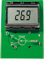 Bild 5: So wird der Sensor zusammen mit der Zugfeder in die Lötstifte eingehängt. Bild 5: So wird der Sensor zusammen mit der Zugfeder in die Lötstifte eingehängt.