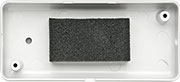 Bild 17: Die richtige Position des Schaumstoffstücks im Gehäusedeckel Bild 17: Die richtige Position des Schaumstoffstücks im Gehäusedeckel