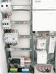 Bild 6: Da sich die Transformatoren für die Badbeleuchtung im Installationskasten befinden, lag es auch hier nahe, Hutschienen-Dimmer FS20 DH20 einzusetzen (links oben). Bild 6: Da sich die Transformatoren für die Badbeleuchtung im Installationskasten befinden, lag es auch hier nahe, Hutschienen-Dimmer FS20 DH20 einzusetzen (links oben).