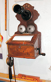 Bild 2: Mit dem Telefon zog das erste Massenkommunikationsmittel in die Haushalte breiter Bevölkerungsschichten ein. (Quelle: Wikipedia) Bild 2: Mit dem Telefon zog das erste Massenkommunikationsmittel in die Haushalte breiter Bevölkerungsschichten ein. (Quelle: Wikipedia)