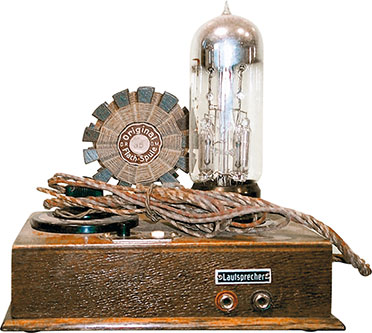 Bild 3: Der Detektorempfänger (hier mit nachgeschalteter Verstärkerröhre) markierte den Beginn des Rundfunkzeitalters. (Quelle: Wikimedia) Bild 3: Der Detektorempfänger (hier mit nachgeschalteter Verstärkerröhre) markierte den Beginn des Rundfunkzeitalters. (Quelle: Wikimedia)