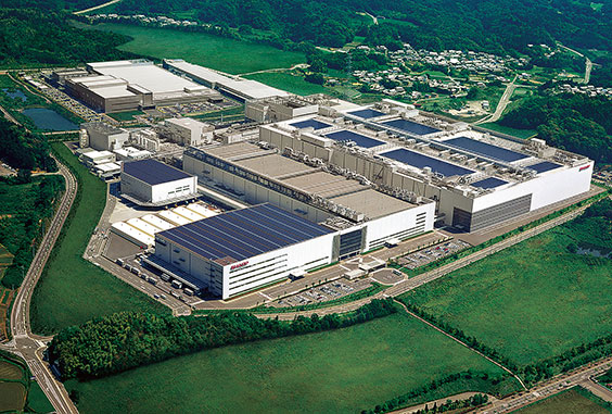 Bild 8: Kameyama: LCD-Werk der Superlative in der japanischen Präfektur Mie. Auf 330.000 m² werden hier „System-LCDs“ auf Glassubstraten von 1500 x 1800 mm hergestellt – über 12 Millionen aller Größenordnungen pro Monat.  (Quelle: Sharp)