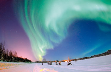 Bild 1: Nordlicht, eine Wechselwirkung des Sonnenwindes – ein Plasma – mit den oberen Schichten der Erdatmosphäre. Aufgenommen bei Eielson Airforce Airbase in Alaska. (Quelle: http://www.af.mil/weekinphotos/wip gallery.asp?week=97&idx=9)