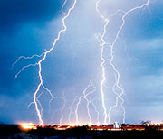 Bild 2: Ein Blitz verwandelt die Atmosphäre im Blitzkanal in Plasma. (Quelle: http://de.wikipedia.org/wiki/ Bild:Lightning3.jpg)